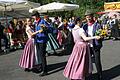 Fränkische Tänze nach gelungenem Werk vor dem Festzelt unter den Klängen der Bergrheinfelder Musikanten.