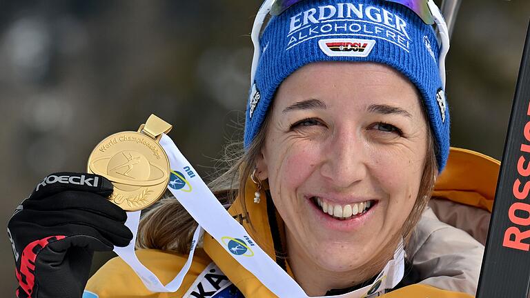Biathlon: Weltmeisterschaft       -  Endlich WM-Gold: Franziska Preuß mit ihrer Medaille.