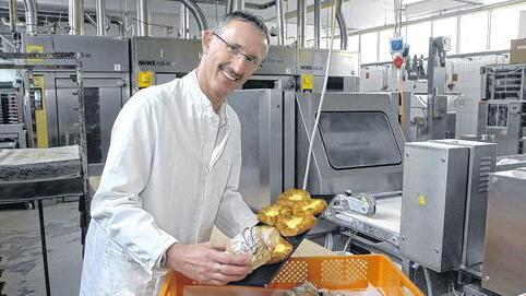 Muss derzeit viel Aufklärungsarbeit leisten: Geschäftsführer Lothar Skowronek in der Produktionshalle der Großbäckerei Müllerbäck in Kist (Lkr. Würzburg). Verunsicherte Kunden verwechseln die unterfränkische Firma mit der in Verruf geratenen Bäckerei Müller-Brot aus dem oberbayerischen Neufahrn. Skowronek stellt klar: &bdquo;Wir haben nichts miteinander zu tun.&ldquo;