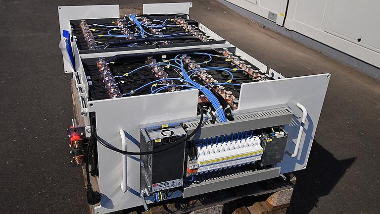 Aus vielen solcher Module mit Lithium-Eisenphosphat-Zellen ist der 2500-kWh-Energiespeicher aufgebaut. Aus vielen solcher Module mit Lithium-Eisenphosphat-Zellen ist der 2500-kWh-Energiespeicher aufgebaut.