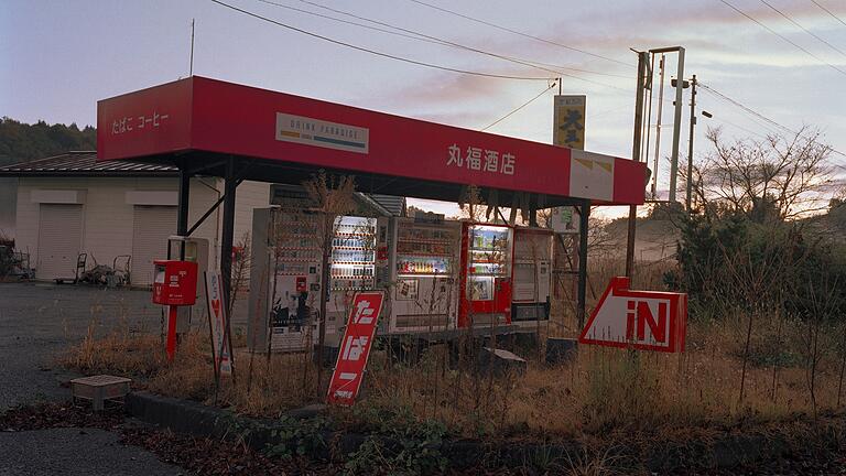 Verlassene Tankstelle im Sperrgebiet – die Getränkeautomaten haben noch Strom.&nbsp;