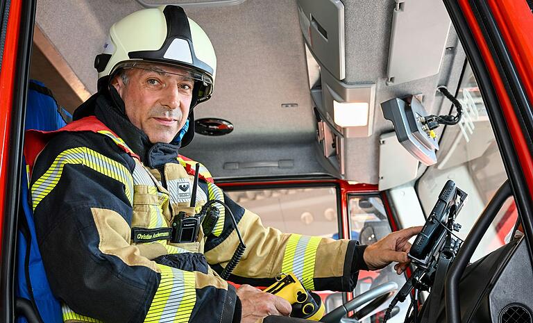Feuerwehrmann Christian Aschermann führt die Funktionen im Einsatzfahrzeug des Kitzinger Landkreises vor. Feuerwehrmann Christian Aschermann führt die Funktionen im Einsatzfahrzeug des Kitzinger Landkreises vor.