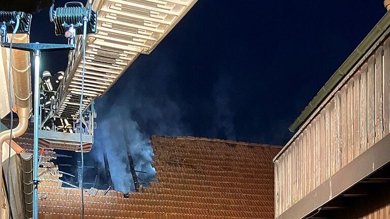 Die Einsatzleitung entschied sich dafür, Teile des Daches mit Feuerwehrhaken aufzubrechen. Die Einsatzleitung entschied sich dafür, Teile des Daches mit Feuerwehrhaken aufzubrechen.