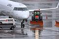 Räum- und Streufahrzeuge am Münchener Flughafen       -  Am Morgen ging der Schnee in Regen über.