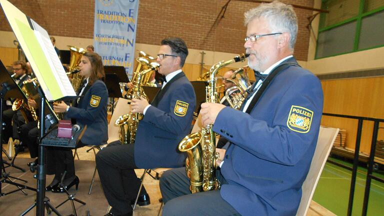 Zur Imagepflege und Nachwuchswerbung verzauberten die Musiker des Polizeiorchesters Bayern die Zuhörer beim Benefizkonzert in der Sennfelder Frankenhalle. Zur Imagepflege und Nachwuchswerbung verzauberten die Musiker des Polizeiorchesters Bayern die Zuhörer beim Benefizkonzert in der Sennfelder Frankenhalle.