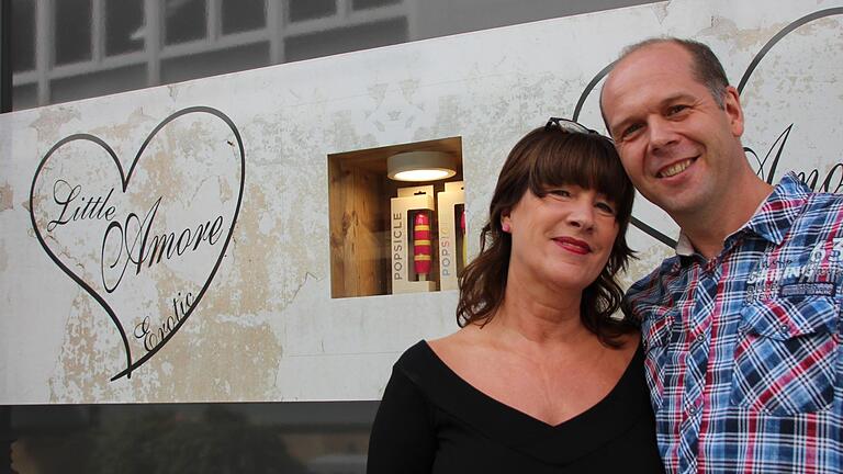 Hansjörg Mayer betreibt mit seiner Frau Silvana den Sexshop in der Badgasse. Foto: Benedikt Borst       -  Hansjörg Mayer betreibt mit seiner Frau Silvana den Sexshop in der Badgasse. Foto: Benedikt Borst