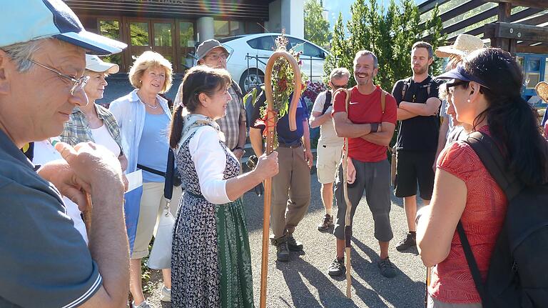Die Via Romea als Weg der Begegnungen. In Oberammergau wurden die Pilger feierlich empfangen; rechts im Bild im roten T-Shirt der Ochsenfurter Streckenpate Werner Binnen. Die Via Romea als Weg der Begegnungen. In Oberammergau wurden die Pilger feierlich empfangen; rechts im Bild im roten T-Shirt der Ochsenfurter Streckenpate Werner Binnen.