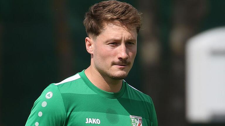 Niclas Staudt, hier in der Fußball-Bayernliga im Trikot seines aktuellen Vereins TSV Abtswind, wechselt zur Saison 2024/25 zum FV 04 Würzburg. Niclas Staudt, hier in der Fußball-Bayernliga im Trikot seines aktuellen Vereins TSV Abtswind, wechselt zur Saison 2024/25 zum FV 04 Würzburg.