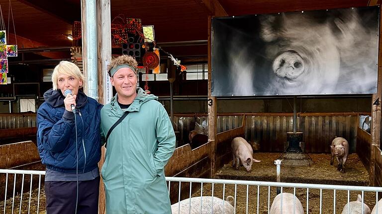 Sabine Bach und der Fotograf Markus Büttner vor seiner Arbeit mit dem Titel 'remember me'.