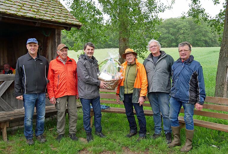 Mit einem Geschenkkorb bedankt sich die Gemeinde Hausen bei ihrem Revierförster German-Michael Hahn für seine 38-jährige Zusammenarbeit (von links): 3. Bürgermeister Bernd Rumpel, der frühere Bürgermeister Winfried Strobel, Bürgermeister Bernd Schraud, Revierförster Hahn, 2. Bürgermeister Bruno Strobel und Edmund Schraut, der einst als Leiter des Bauhofs jahrzehntelang mit dem Revierförster zusammenarbeitete. Mit einem Geschenkkorb bedankt sich die Gemeinde Hausen bei ihrem Revierförster German-Michael Hahn für seine 38-jährige Zusammenarbeit (von links): 3. Bürgermeister Bernd Rumpel, der frühere Bürgermeister Winfried Strobel, Bürgermeister Bernd Schraud, Revierförster Hahn, 2. Bürgermeister Bruno Strobel und Edmund Schraut, der einst als Leiter des Bauhofs jahrzehntelang mit dem Revierförster zusammenarbeitete.