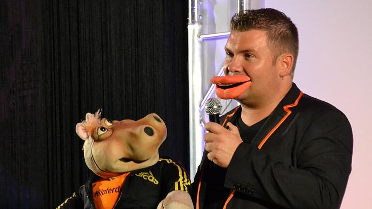 Am Freitag eröffneten Bauchredner Sebastian Reich und Nilpferd-Dame Amanda das Jubiläumsfest.