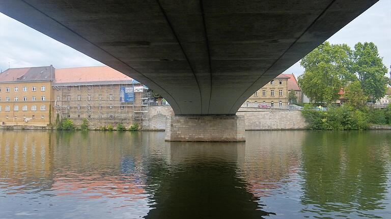 Der Mittelpfeiler der Maxbrücke. Das künftige Bauwerk kann, muss aber keinen Aufleger in der Fahrrinne haben. Der Mittelpfeiler der Maxbrücke. Das künftige Bauwerk kann, muss aber keinen Aufleger in der Fahrrinne haben.