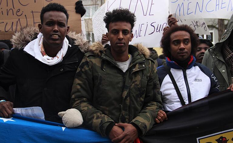 Kirix Abdi Asis (Mitte) lebt seit drei Monaten im Ankerzentrum Geldersheim. Kirix Abdi Asis (Mitte) lebt seit drei Monaten im Ankerzentrum Geldersheim.
