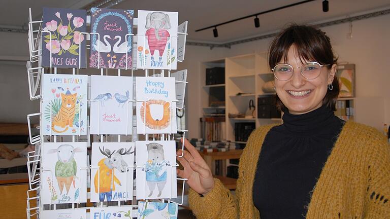 Gruß-Postkarten aus der Holzwerkstatt des Marktbreiter Johanna-Kirchner-Hauses verkauft Theresa Kuhlmann in ihrem Geschäft. Gruß-Postkarten aus der Holzwerkstatt des Marktbreiter Johanna-Kirchner-Hauses verkauft Theresa Kuhlmann in ihrem Geschäft.