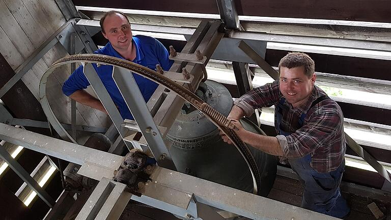 Johannes Lang (links) und Sebastian Adrio haben im Glockenturm der katholischen Kirche in Reichenberg die St.-Elisabeth-Glocke repariert. Johannes Lang (links) und Sebastian Adrio haben im Glockenturm der katholischen Kirche in Reichenberg die St.-Elisabeth-Glocke repariert.