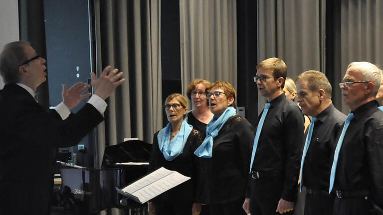 Mit wunderbaren Klangwelten bewegte der Folklorechor Nüdlingen-Bad Kissingen die Zuhörer im Bad Bockleter Kursaal. Foto: Peter Klopf - Mit wunderbaren Klangwelten bewegte der Folklorechor Nüdlingen-Bad Kissingen die Zuhörer im Bad Bockleter Kursaal. Foto: Peter Klopf Mit wunderbaren Klangwelten bewegte der Folklorechor Nüdlingen-Bad Kissingen die Zuhörer im Bad Bockleter Kursaal. Foto: Peter Klopf - Mit wunderbaren Klangwelten bewegte der Folklorechor Nüdlingen-Bad Kissingen die Zuhörer im Bad Bockleter Kursaal. Foto: Peter Klopf