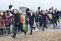 Melonen       -  06.01.2020, Bremen: Die Novizen laufen über den Osterdeich und winken mit ihren Melonen.  Foto: Sina Schuldt/dpa +++ dpa-Bildfunk +++