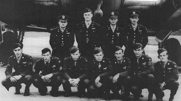 Die Besatzung des abgestützten Bombers (hinten von links) die Leutnants Kenneth Gross, Jerome Hart, Marion O'Dell, Lawrence Keller sowie (vorne von links) die Sergeants Virgilio Jacoby, Peter Motiaytis, Wallie Versandt, Harold McClean, John Maloney, Charles Jellings und der am Absturztag nicht eingesetzte Norbert Philippi. Die Besatzung des abgestützten Bombers (hinten von links) die Leutnants Kenneth Gross, Jerome Hart, Marion O'Dell, Lawrence Keller sowie (vorne von links) die Sergeants Virgilio Jacoby, Peter Motiaytis, Wallie Versandt, Harold McClean, John Maloney, Charles Jellings und der am Absturztag nicht eingesetzte Norbert Philippi.
