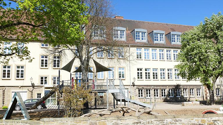 Die Gemeinde lässt eine Machbarkeitsstudie zum Raumbedarf der Ganztagesbetreuung an der Julius-Echter-Grundschule in Bergrheinfeld durchführen. Das Bild zeigt einen Blick in den Pausenhof und dahinter die Mensa im Untergeschoss (rechts). Die Gemeinde lässt eine Machbarkeitsstudie zum Raumbedarf der Ganztagesbetreuung an der Julius-Echter-Grundschule in Bergrheinfeld durchführen. Das Bild zeigt einen Blick in den Pausenhof und dahinter die Mensa im Untergeschoss (rechts).