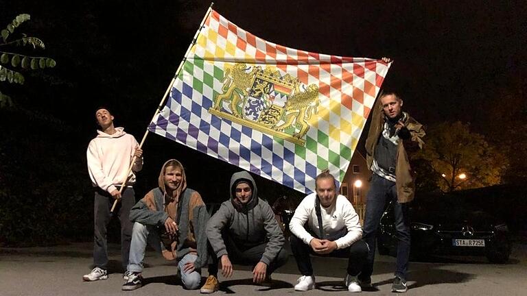 Die Würzburger Band 'Widersacher aller Liedermacher' haben für ihren Auftritt auf dem Münchener Oktoberfest eine bayerische Regenbogenfahne gebastelt.