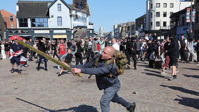 Nach Bluttat in Southport - Blackpool       -  In mehreren Städten gab es schwere Krawalle.