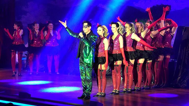 Zu einem Medley von Songs aus dem gleichnamigen Musical erweckten sie den Club 'La Cage aux Folles' zum Leben. Dabei tanzten die TSGV-Akteure nicht nur zur Musik vom Band, sondern eingebunden in eine Gesangsdarbietung des BR-Schlager-Moderators und Musicaldarstellers André Sultan-Sade. Zu einem Medley von Songs aus dem gleichnamigen Musical erweckten sie den Club 'La Cage aux Folles' zum Leben. Dabei tanzten die TSGV-Akteure nicht nur zur Musik vom Band, sondern eingebunden in eine Gesangsdarbietung des BR-Schlager-Moderators und Musicaldarstellers André Sultan-Sade.