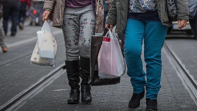 Streit um verkaufsoffene Sonntage - Verkaufsoffene Sonntage wie hier in Würzburg: Der Handel will eine Lockerung. Kritiker halten den Schutz des Sonntags hoch. Streit um verkaufsoffene Sonntage - Verkaufsoffene Sonntage wie hier in Würzburg: Der Handel will eine Lockerung. Kritiker halten den Schutz des Sonntags hoch.