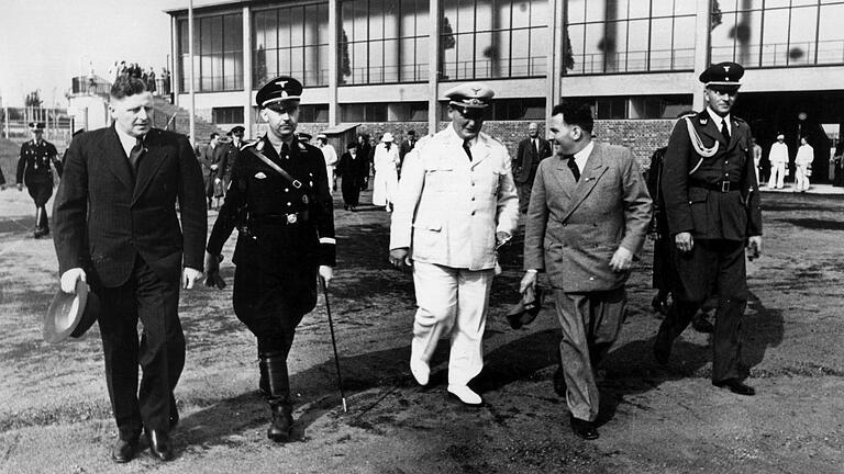 Willy Sachs mit den Ehrengästen der Stadionübergabe Heinrich Himmler (Zweiter von links) und Hermann Göring (Mitte).