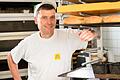 Bäcker Günther Stephan steht in der Backstube seiner Bäckerei in Frickenhausen bei Ochsenfurt. Er muss sich auf deutlich höhere Energiepreise einstellen.