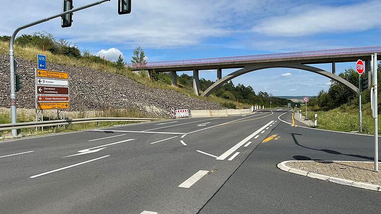 Ab Montag wird auf dem Autobahnzubringer bei Bad Neustadt wieder gebaut. Die Sanierung der B279 nach dem Böschungsrutsch soll stattfinden. Ab Montag wird auf dem Autobahnzubringer bei Bad Neustadt wieder gebaut. Die Sanierung der B279 nach dem Böschungsrutsch soll stattfinden.