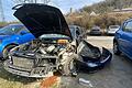 An der Gemündener Mainlände steht seit mehreren Wochen ein Auto, das mittlerweile massiv zerstört wurde.
