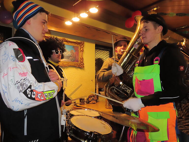 Musikantennachwuchs bei der Böschemer Maumerkapelle.
Unterstützung beim Musizieren: Lukas Enders (links) trägt zwischendurch die kleine Trommel von Emil Zirkelbach (rechts).