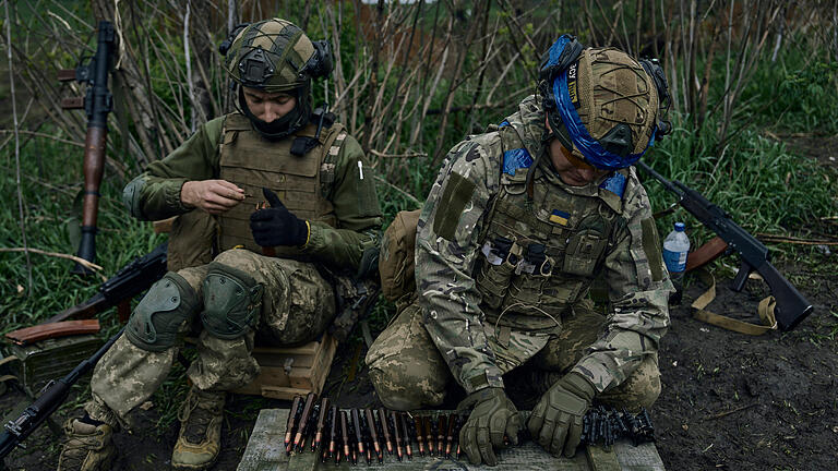 Ukraine-Krieg - Wuhledar.jpeg       -  Ukrainische Soldaten bereiten ihre Munition an der Frontlinie vor. Viele Militärexperten erwarten, dass eine Frühjahrsoffensive nur noch eine Frage von Tagen ist.