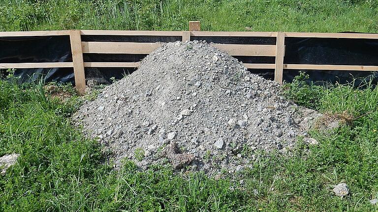 Zauneidechsen, die es eilig haben, gelangen über Kiesschüttungen in den Kernbereich. Gerd Landgraf Zauneidechsen, die es eilig haben, gelangen über Kiesschüttungen in den Kernbereich. Gerd Landgraf