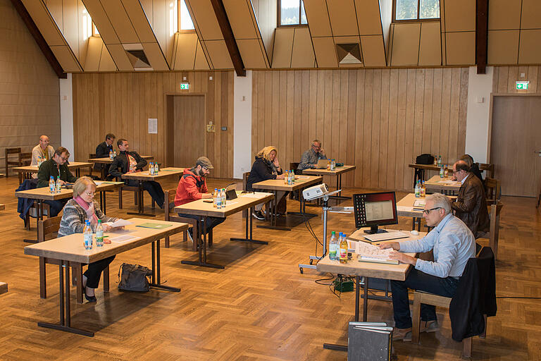 Der Festsaal des Rienecker Bürgerzentrums bieten des Stadträten genügend Raum, um den wegen der Coronakrise erforderlichen gebührenden Abstand sicher zu stellen. Der Festsaal des Rienecker Bürgerzentrums bieten des Stadträten genügend Raum, um den wegen der Coronakrise erforderlichen gebührenden Abstand sicher zu stellen.
