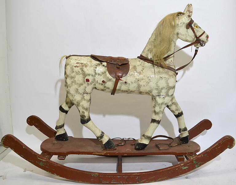 Ein besonderes Einzelstück ist dieses Spielzeugpferd aus der Zeit um 1930, dem seine langjährige Nutzung deutlich anzusehen ist. Im Fränkischen Freilandmuseum Fladungen wird es und seine Geschichte bewahrt. Ein besonderes Einzelstück ist dieses Spielzeugpferd aus der Zeit um 1930, dem seine langjährige Nutzung deutlich anzusehen ist. Im Fränkischen Freilandmuseum Fladungen wird es und seine Geschichte bewahrt.