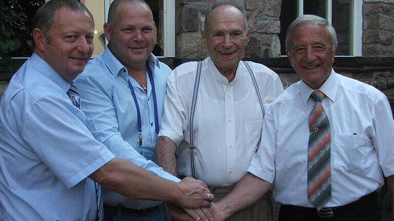 15 Jahre Partnerschaft feierten im Jahr 2012 (von links) die beiden Landräte Thomas Bold und Dov Litvinoff, Joske Ereli und Altlandrat Herbert Neder. 15 Jahre Partnerschaft feierten im Jahr 2012 (von links) die beiden Landräte Thomas Bold und Dov Litvinoff, Joske Ereli und Altlandrat Herbert Neder.