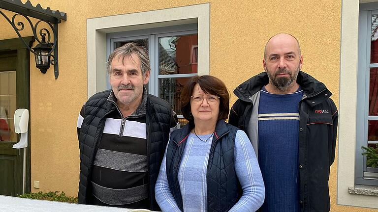 Der Patrizierhof in Großlangheim – der aus Restaurant, Weingut und Hotel besteht – ist ein Familienbetrieb. Ein Teil des Teams sind (von links) Vater Günther, Mutter Rosi und Sohn Björn Grebner. Der Patrizierhof in Großlangheim – der aus Restaurant, Weingut und Hotel besteht – ist ein Familienbetrieb. Ein Teil des Teams sind (von links) Vater Günther, Mutter Rosi und Sohn Björn Grebner.