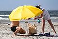 Sonnenschirm am Strand       -  Von der Reiselust profitieren auch die Urlaubsregionen im Inland - wie hier St. Peter-Ording in Schleswig-Holstein.