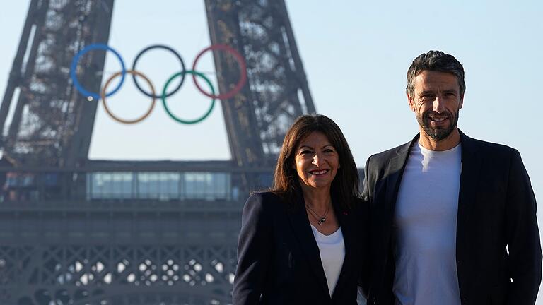 Anne Hidalgo und Tony Estanguet       -  Bürgermeisterin Anne Hidalgo hatte sich dafür stark gemacht, dass die olympischen Ringe auf dem Eiffelturm bleiben.