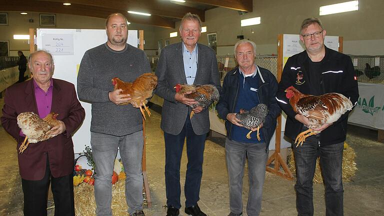 Die große Wyandottenschau wurde in der Ausstellungshalle des Großlangheimer Kleintierzuchtvereins eröffnet vom (von links)&nbsp; Vereinsvorsitzenden Willi Habermann, Andre Karl (Vorsitzender des Sondervereins Zwergwyandotten), Gemeinderat Walter Haupt und den SV-Vorsitzenden Eberhard Fritzsch und Jürgen Graßhoff.