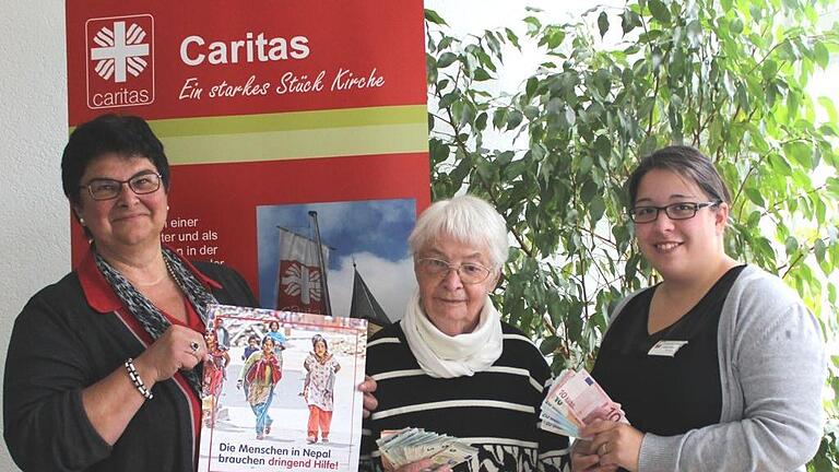 Kuchenspenden für Nepal - (mrl) Aufgrund der Erdbebenkatastrophe in Nepal ergriff Gabriele Kimmel, Geschäftsführerin des Caritasverbandes für den Landkreis Main-Spessart, die Initiative und organisierte zusammen mit Mitarbeitern und Bewohnern des Caritas-Seniorenzentrums St. Martin eine Spendenaktion. Eine Woche lang wurden täglich in der Cafeteria des Seniorenzentrums von Caritasmitarbeitern gebackene Kuchen verkauft. So gelang es, innerhalb weniger Tage, die beachtliche Summe von 597 Euro einzunehmen. Erna Schubertrügmer, Vorsitzende des Heimbeirats im Seniorenzentrum (Bild Mitte), und Sandra Kraft, Mitarbeiterin im Sozialdienst (rechts), übergaben das Geld am Donnerstag, 18. Juni, an Frau Gabriele Kimmel (links). Das Geld geht auf das Konto der „Erdbebenhilfe Nepal“ von Caritas international. Caritas international, das Hilsfwerk des Deutschen Caritasverbandes, ist in Nepal seit 25 Jahren in der Katastrophenhilfe tätig und unterstützt Projekte der Katastrophenvorsorge. Kuchenspenden für Nepal - (mrl) Aufgrund der Erdbebenkatastrophe in Nepal ergriff Gabriele Kimmel, Geschäftsführerin des Caritasverbandes für den Landkreis Main-Spessart, die Initiative und organisierte zusammen mit Mitarbeitern und Bewohnern des Caritas-Seniorenzentrums St. Martin eine Spendenaktion. Eine Woche lang wurden täglich in der Cafeteria des Seniorenzentrums von Caritasmitarbeitern gebackene Kuchen verkauft. So gelang es, innerhalb weniger Tage, die beachtliche Summe von 597 Euro einzunehmen. Erna Schubertrügmer, Vorsitzende des Heimbeirats im Seniorenzentrum (Bild Mitte), und Sandra Kraft, Mitarbeiterin im Sozialdienst (rechts), übergaben das Geld am Donnerstag, 18. Juni, an Frau Gabriele Kimmel (links). Das Geld geht auf das Konto der „Erdbebenhilfe Nepal“ von Caritas international. Caritas international, das Hilsfwerk des Deutschen Caritasverbandes, ist in Nepal seit 25 Jahren in der Katastrophenhilfe tätig und unterstützt Projekte der Katastrophenvorsorge.