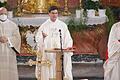Matthias Strätz eröffnet seine erste Eucharistiefeier nach der Priesterweihe im Hohen Dom zu Regensburg zwei Wochen zuvor.