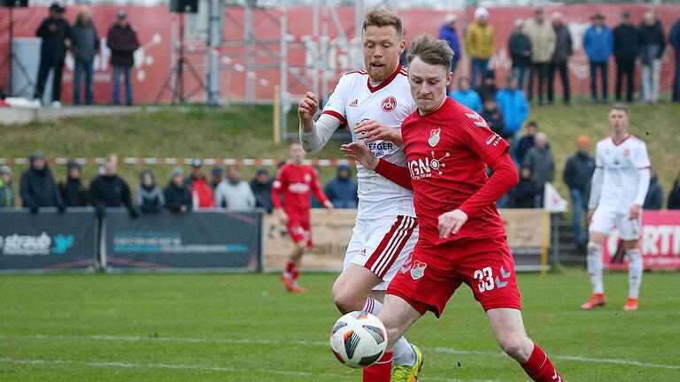 Joshua Endres (rechts, TSV Aubstadt) hat im Zweikampf mit Fabian Menig (1. FC Nürnberg II) einen schweren Stand. Joshua Endres (rechts, TSV Aubstadt) hat im Zweikampf mit Fabian Menig (1. FC Nürnberg II) einen schweren Stand.