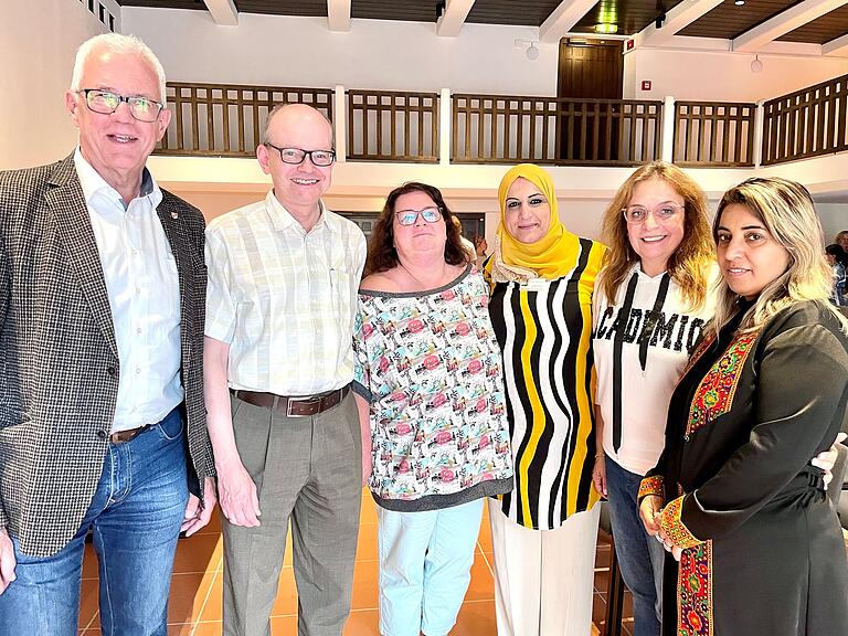 Standen Rede und Antwort bei der Informationsveranstaltung zur Flüchtlingssituation in Haßfurt und Umgebung (von links): Bürgermeister Günther Werner, Kreissozialamtsleiter Dieter Sauer, Integrationslotsin Cornelia Klaus, Alltagsbegleiterin Seham Abdul Daem, Integrationslotsin Siza Zaby und Alltagsbegleiterin Parisa Herawi.