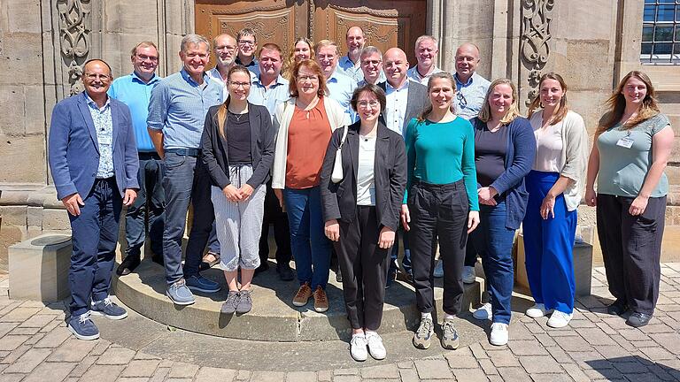 Amt für Ländliche Entwicklung, Bürgermeister und Bürgermeisterin, Geschäftsstellenleiterinnen, die Umsetzungsbegleitung der Nes-Allianz, Julia Gerstenberger, die Betreuerin der Integrierten ländlichen Entwicklung sowie die Seminarleitung tagten in Klosterlangheim. Amt für Ländliche Entwicklung, Bürgermeister und Bürgermeisterin, Geschäftsstellenleiterinnen, die Umsetzungsbegleitung der Nes-Allianz, Julia Gerstenberger, die Betreuerin der Integrierten ländlichen Entwicklung sowie die Seminarleitung tagten in Klosterlangheim.