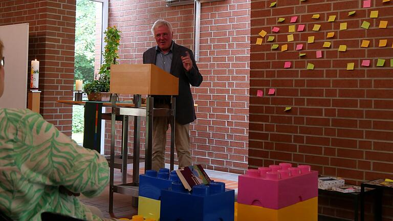 Während der Bauzeit und Eröffnung der Matthäuskirche vor 30 Jahren war Peter Dölfel Pfarrer der Evangelisch-Lutherischen Kirchengemeinde Obereisenheim. Beim Jubiläums-Festgottesdienst erinnerte der aus München angereiste Ehrengast an die Anfänge des Kirchenbaus in Bergtheim. Während der Bauzeit und Eröffnung der Matthäuskirche vor 30 Jahren war Peter Dölfel Pfarrer der Evangelisch-Lutherischen Kirchengemeinde Obereisenheim. Beim Jubiläums-Festgottesdienst erinnerte der aus München angereiste Ehrengast an die Anfänge des Kirchenbaus in Bergtheim.