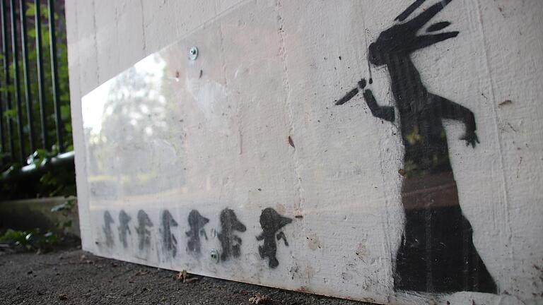 Das originale Horrorwittchen-Graffito heute, nach Farbanschlägen geschützt durch einer&nbsp;Plastiktafel.