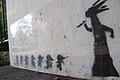 Das originale Horrorwittchen-Graffito heute, nach Farbanschlägen geschützt durch einer&nbsp;Plastiktafel.