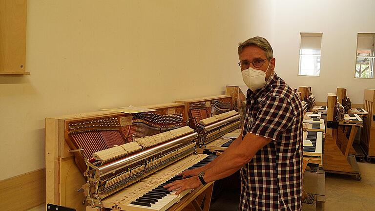 Mehrfach werden die Pianos im Verlauf der Produktion gestimmt. Auch in der Skelettbau-Phase, in der das Gehäuse noch fehlt, entlockt Klavierbaumeister Ludwig Vasicek dem Instrument schon wunderbar klare Töne. Wobei sein geschultes Gehör genau erkennt, dass die Feinstimmung noch fehlt. Mehrfach werden die Pianos im Verlauf der Produktion gestimmt. Auch in der Skelettbau-Phase, in der das Gehäuse noch fehlt, entlockt Klavierbaumeister Ludwig Vasicek dem Instrument schon wunderbar klare Töne. Wobei sein geschultes Gehör genau erkennt, dass die Feinstimmung noch fehlt.
